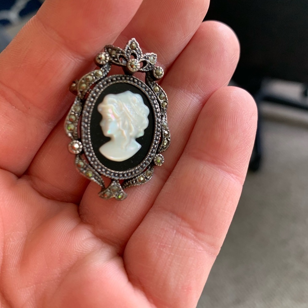 COPY - Cameo brooch/pin